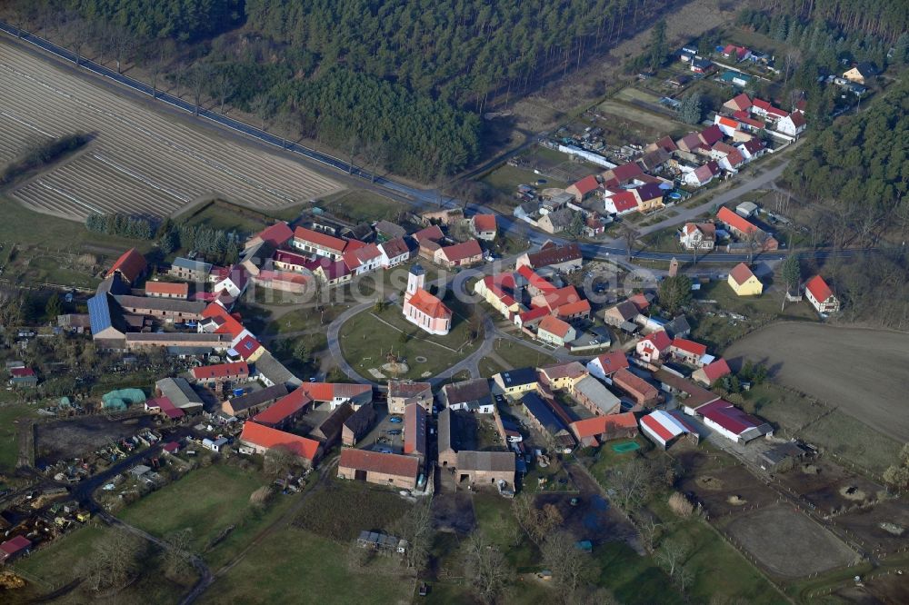 Reesdorf aus der Vogelperspektive: Dorf - Ansicht am Rande von Feldern in Reesdorf im Bundesland Brandenburg, Deutschland