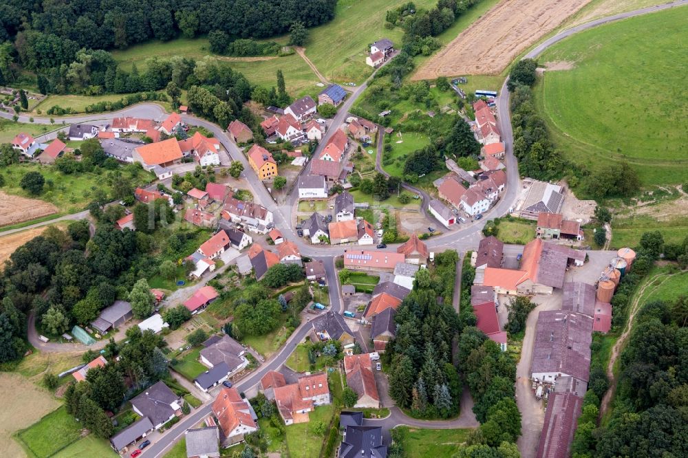 Reichsthal von oben - Dorf - Ansicht am Rande von Feldern in Reichsthal im Bundesland Rheinland-Pfalz, Deutschland