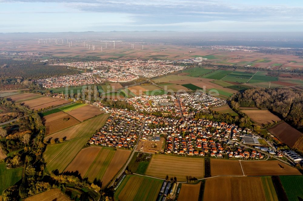 Kuhardt von oben - Dorf - Ansicht am Rande von Feldern vor Rülzheim in Kuhardt im Bundesland Rheinland-Pfalz, Deutschland