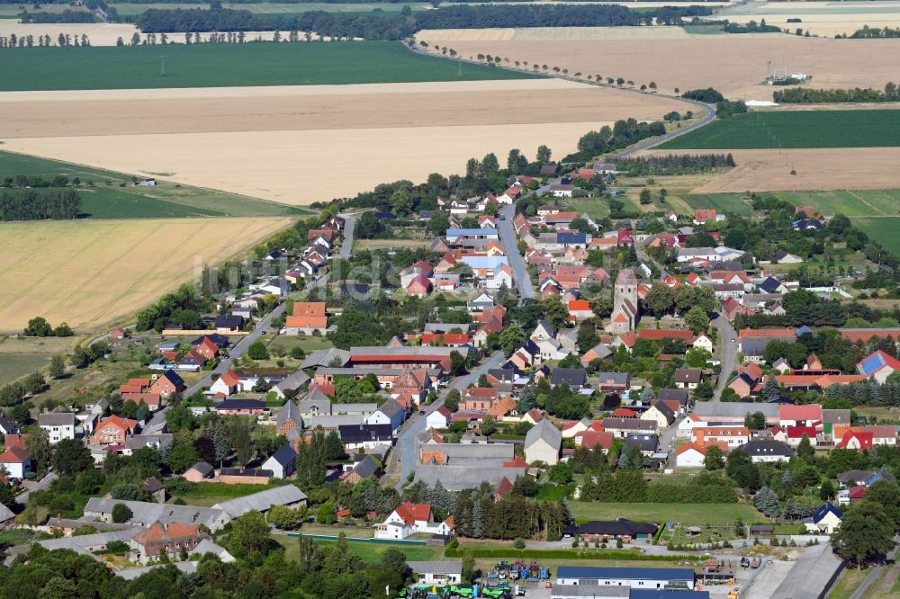 Rochau von oben - Dorf - Ansicht am Rande von Feldern in Rochau im Bundesland Sachsen-Anhalt, Deutschland