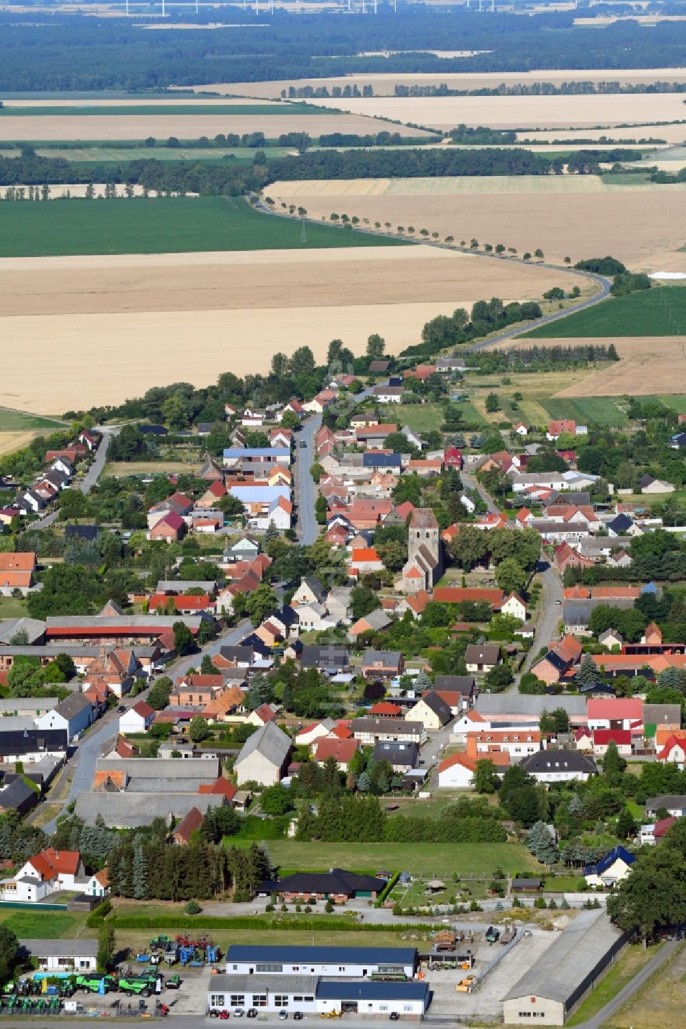 Rochau aus der Vogelperspektive: Dorf - Ansicht am Rande von Feldern in Rochau im Bundesland Sachsen-Anhalt, Deutschland