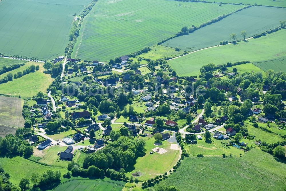 Luftaufnahme Roggenstorf - Dorf - Ansicht am Rande von Feldern in Roggenstorf im Bundesland Mecklenburg-Vorpommern, Deutschland