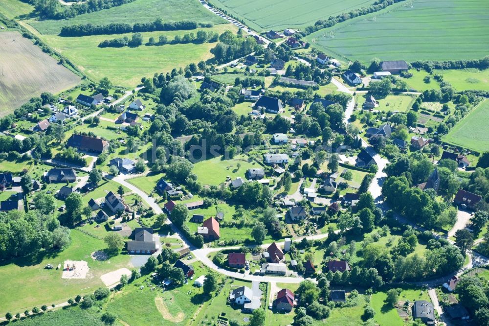 Roggenstorf von oben - Dorf - Ansicht am Rande von Feldern in Roggenstorf im Bundesland Mecklenburg-Vorpommern, Deutschland