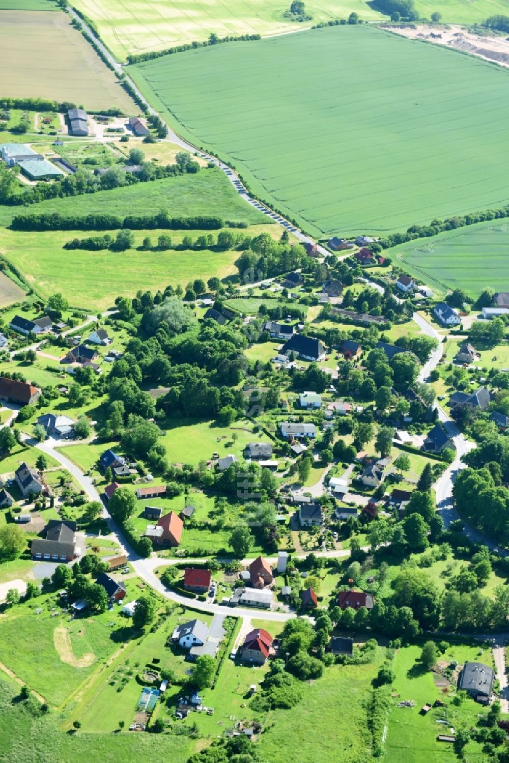 Roggenstorf aus der Vogelperspektive: Dorf - Ansicht am Rande von Feldern in Roggenstorf im Bundesland Mecklenburg-Vorpommern, Deutschland