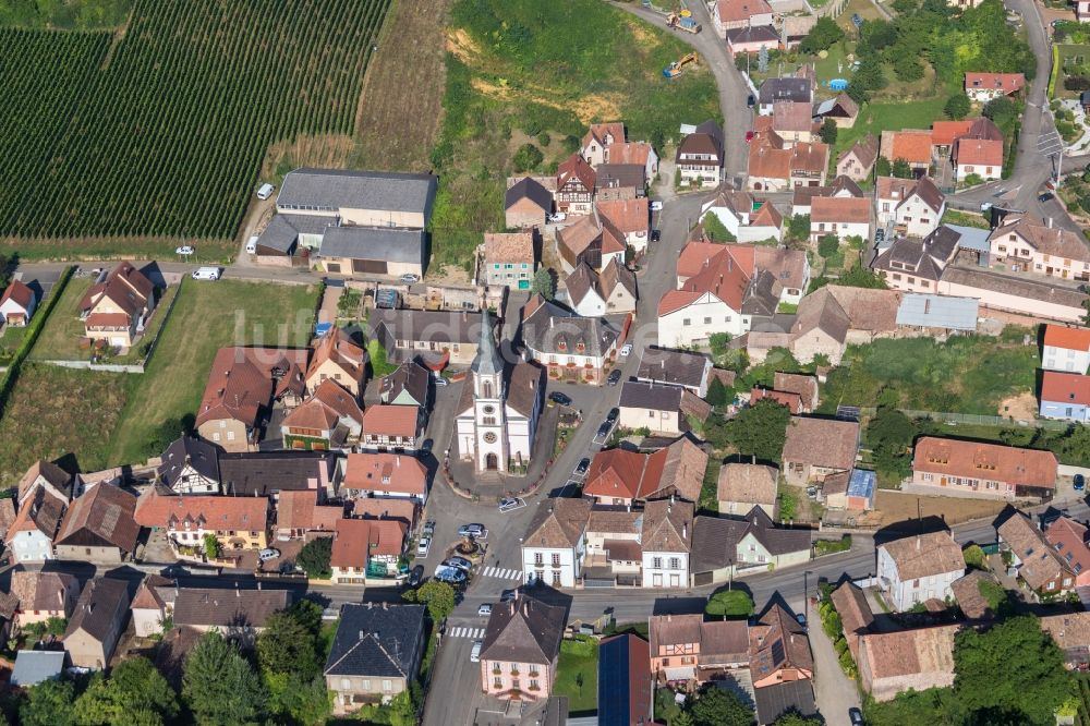 Rorschwihr von oben - Dorf - Ansicht am Rande von Feldern in Rorschwihr in Grand Est, Frankreich