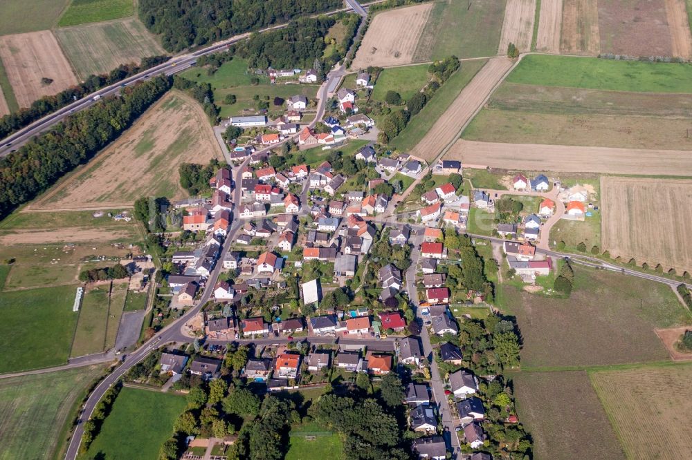 Luftbild Roth - Dorf - Ansicht am Rande von Feldern in Roth im Bundesland Rheinland-Pfalz, Deutschland