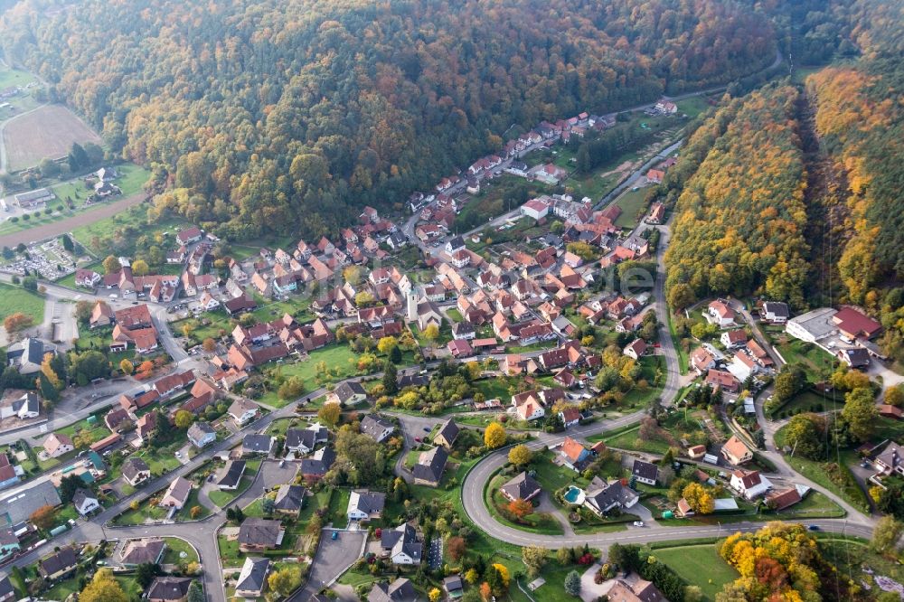 Rothbach von oben - Dorf - Ansicht am Rande von Feldern in Rothbach in Grand Est, Frankreich