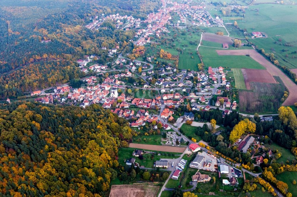 Rothbach aus der Vogelperspektive: Dorf - Ansicht am Rande von Feldern in Rothbach in Grand Est, Frankreich