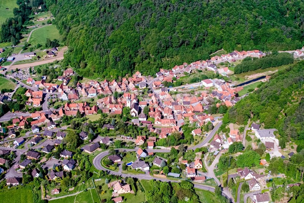 Rothbach von oben - Dorf - Ansicht am Rande von Feldern in Rothbach in Grand Est, Frankreich