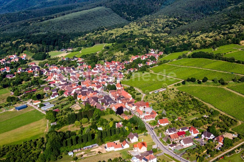 Luftaufnahme Rott - Dorf - Ansicht am Rande von Feldern in Rott in Grand Est, Frankreich