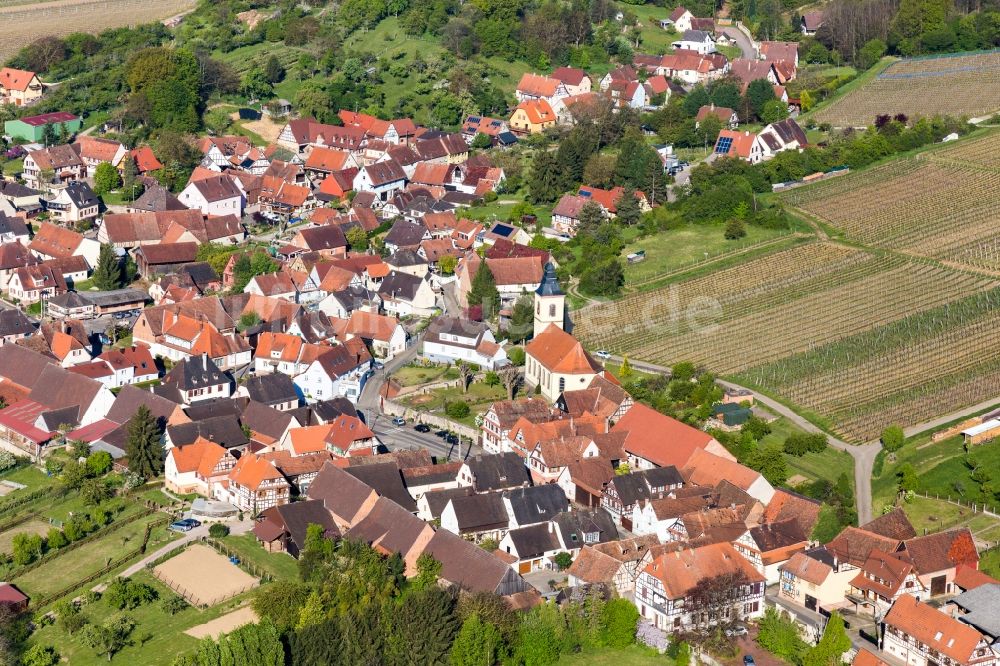 Rott von oben - Dorf - Ansicht am Rande von Feldern in Rott in Grand Est, Frankreich