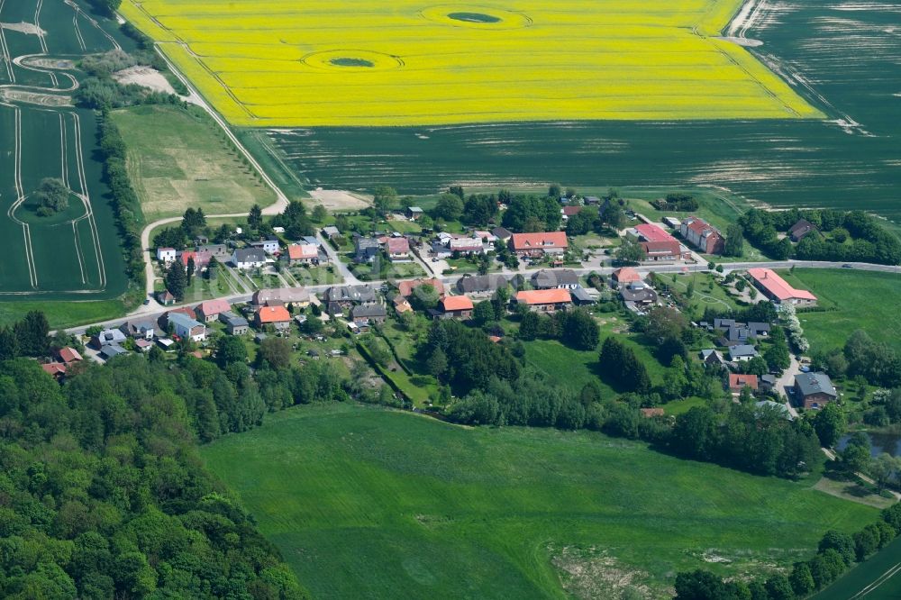 Rüting aus der Vogelperspektive: Dorf - Ansicht am Rande von Feldern in Rüting im Bundesland Mecklenburg-Vorpommern, Deutschland