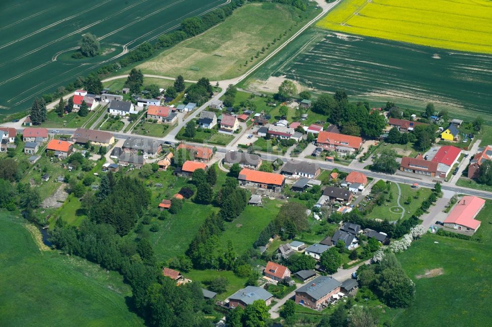 Luftaufnahme Rüting - Dorf - Ansicht am Rande von Feldern in Rüting im Bundesland Mecklenburg-Vorpommern, Deutschland