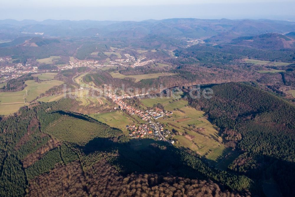 Luftaufnahme Rumbach - Dorf - Ansicht am Rande von Feldern in Rumbach im Bundesland Rheinland-Pfalz, Deutschland