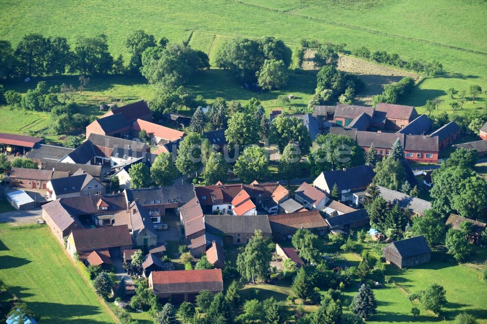 Sagritz aus der Vogelperspektive: Dorf - Ansicht am Rande von Feldern in Sagritz im Bundesland Brandenburg, Deutschland