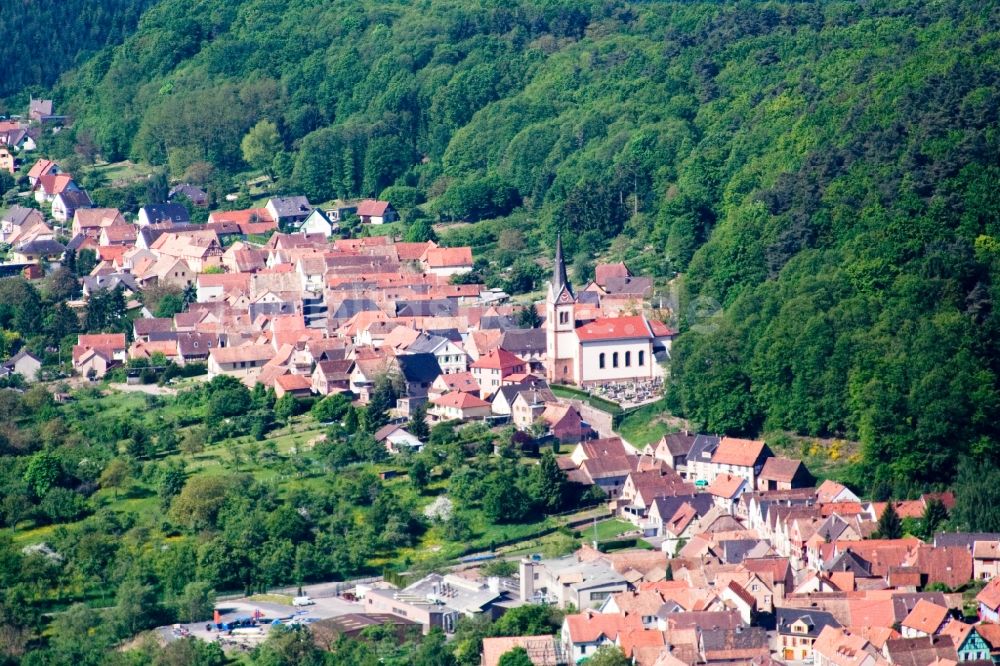 Saint-Jean-Saverne aus der Vogelperspektive: Dorf - Ansicht am Rande von Feldern in Saint-Jean-Saverne in Grand Est, Frankreich