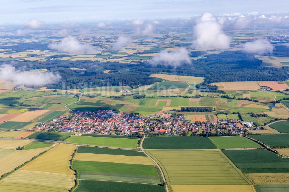 Luftaufnahme Sallach - Dorf - Ansicht am Rande von Feldern in Sallach im Bundesland Bayern, Deutschland