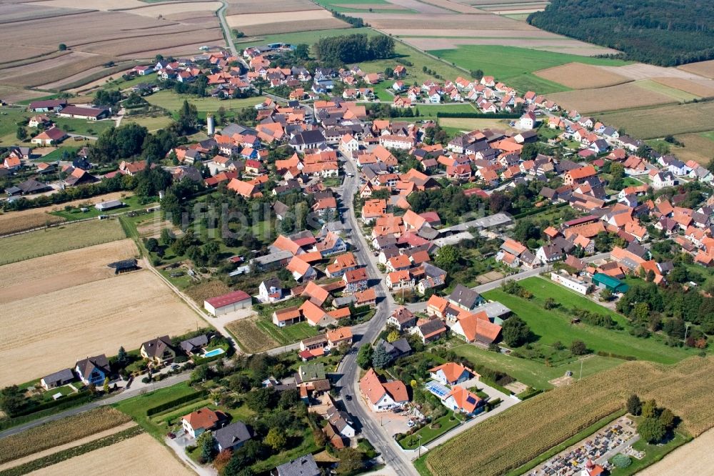 Salmbach aus der Vogelperspektive: Dorf - Ansicht am Rande von Feldern in Salmbach in Grand Est, Frankreich