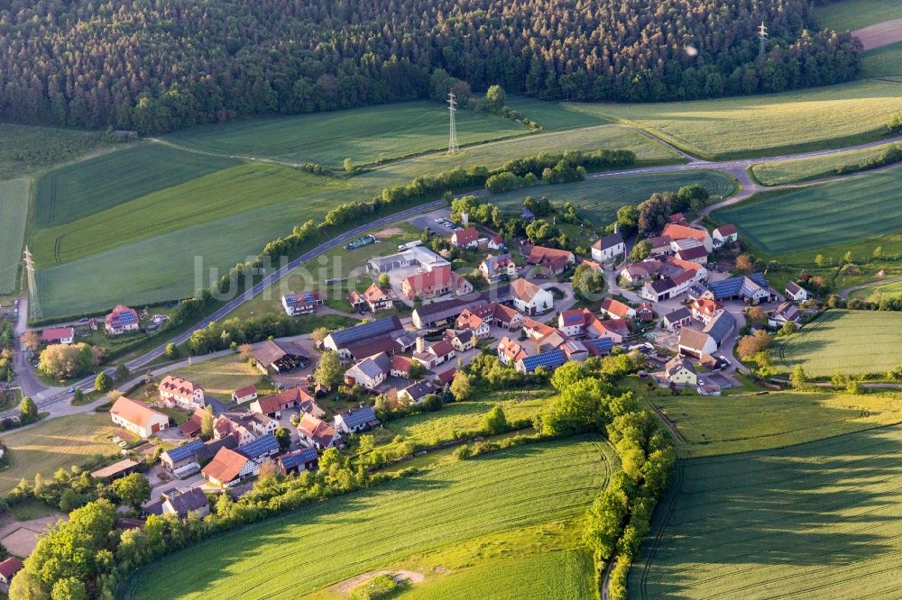 Luftbild Salmsdorf - Dorf - Ansicht am Rande von Feldern in Salmsdorf im Bundesland Bayern, Deutschland