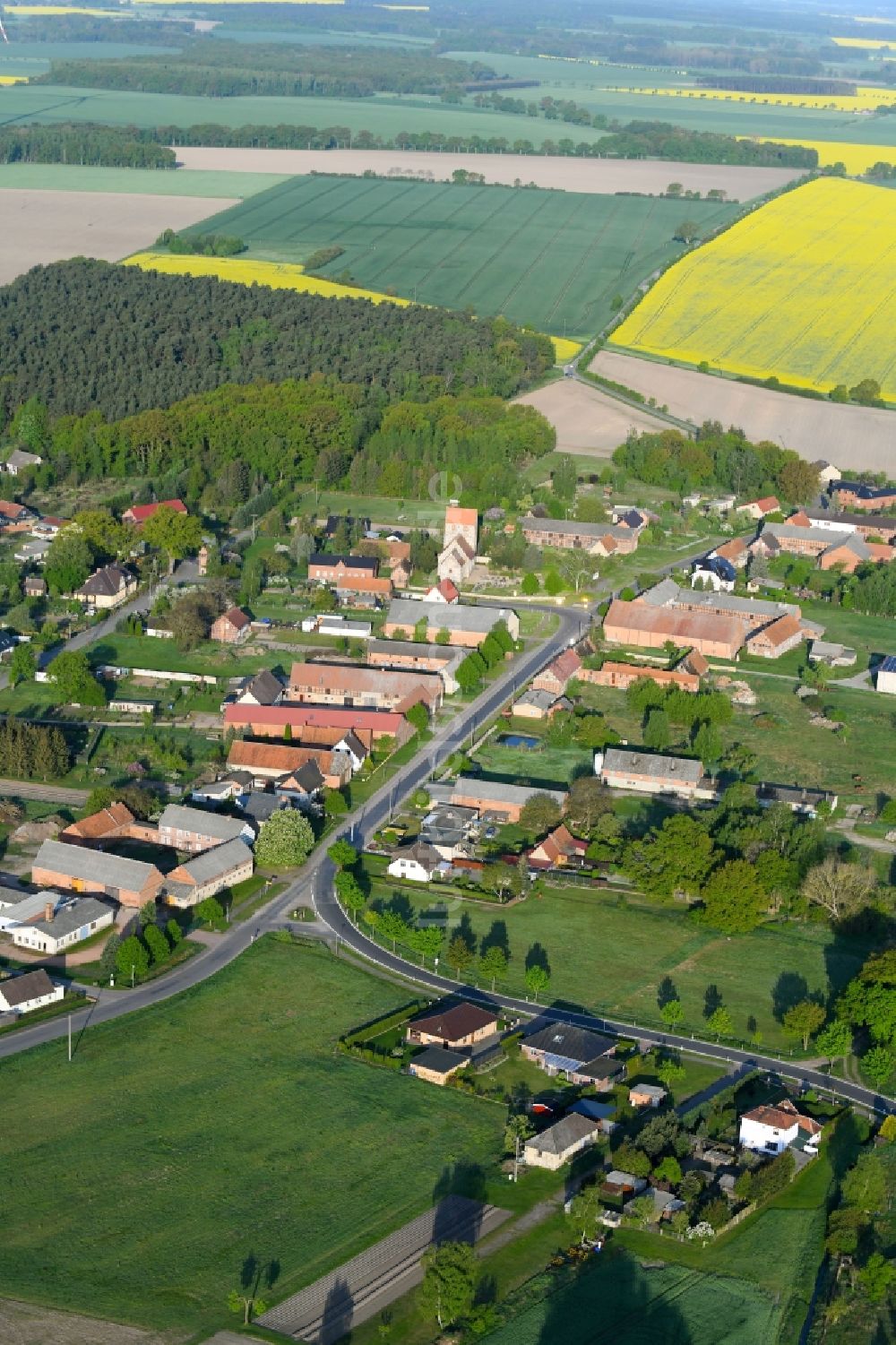 Sanne-Kerkuhn aus der Vogelperspektive: Dorf - Ansicht am Rande von Feldern in Sanne-Kerkuhn im Bundesland Sachsen-Anhalt, Deutschland