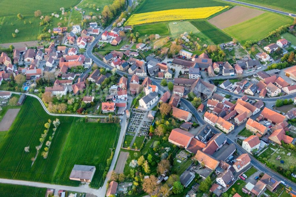 Schallfeld von oben - Dorf - Ansicht am Rande von Feldern in Schallfeld im Bundesland Bayern, Deutschland