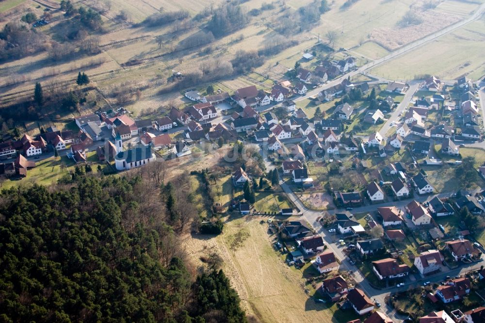 Schindhard aus der Vogelperspektive: Dorf - Ansicht am Rande von Feldern in Schindhard im Bundesland Rheinland-Pfalz, Deutschland