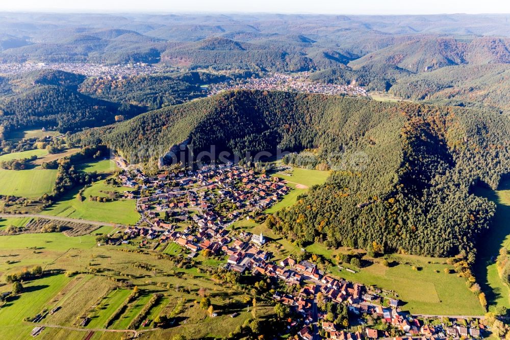 Schindhard aus der Vogelperspektive: Dorf - Ansicht am Rande von Feldern in Schindhard im Bundesland Rheinland-Pfalz, Deutschland