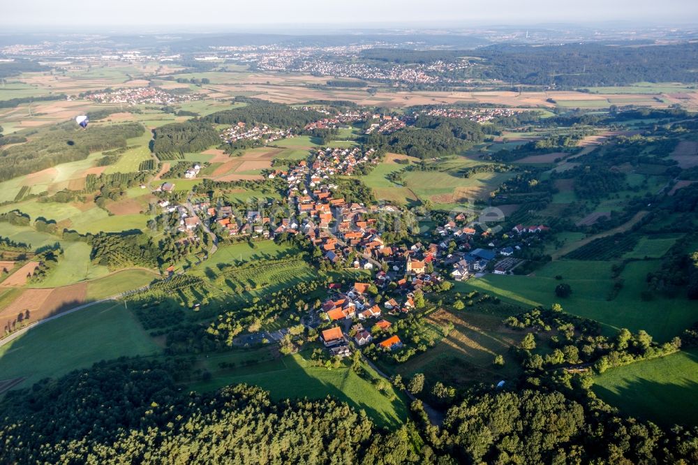 Schlaifhausen von oben - Dorf - Ansicht am Rande von Feldern in Schlaifhausen im Bundesland Bayern, Deutschland