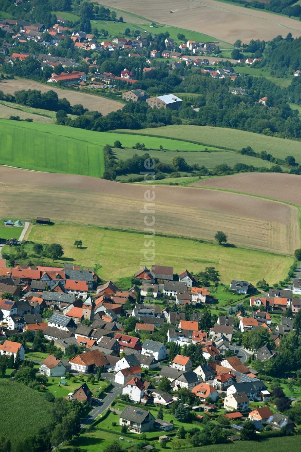 Schlarpe von oben - Dorf - Ansicht am Rande von Feldern in Schlarpe im Bundesland Niedersachsen, Deutschland