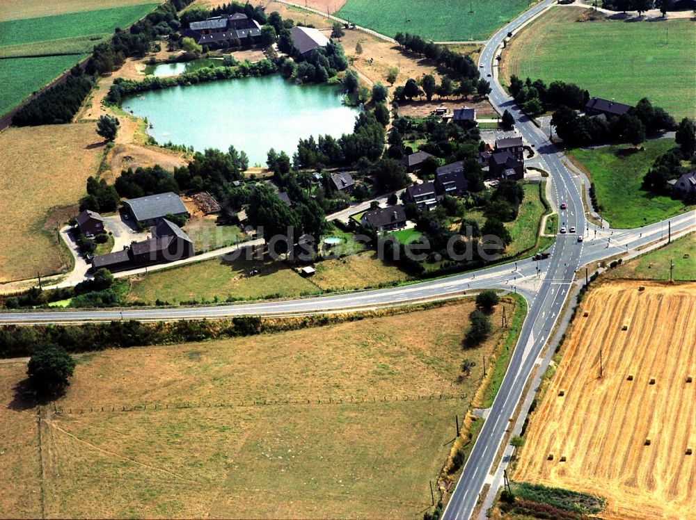 Luftaufnahme Schmelendorf - Dorf - Ansicht am Rande von Feldern in Schmelendorf im Bundesland Nordrhein-Westfalen