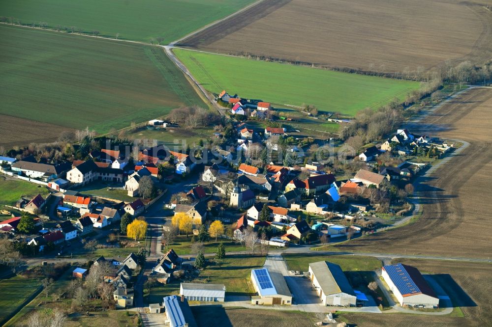 Luftaufnahme Schmirma - Dorf - Ansicht am Rande von Feldern in Schmirma im Bundesland Sachsen-Anhalt, Deutschland