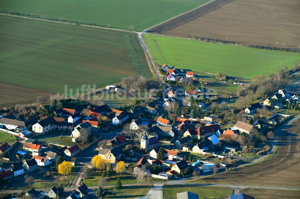 Schmirma von oben - Dorf - Ansicht am Rande von Feldern in Schmirma im Bundesland Sachsen-Anhalt, Deutschland