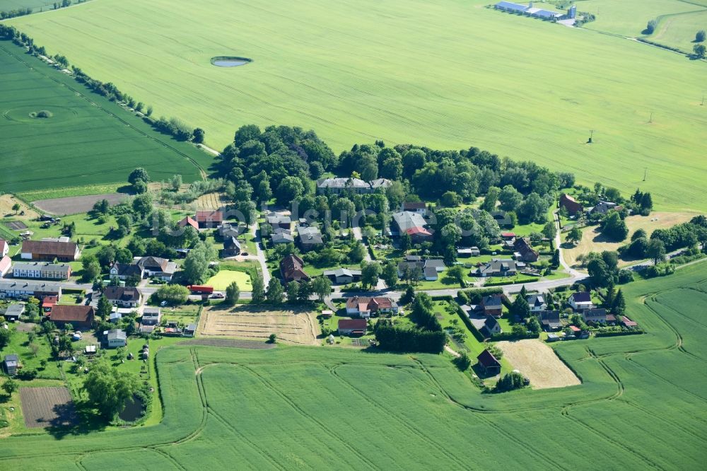 Schönhof von oben - Dorf - Ansicht am Rande von Feldern in Schönhof im Bundesland Mecklenburg-Vorpommern, Deutschland