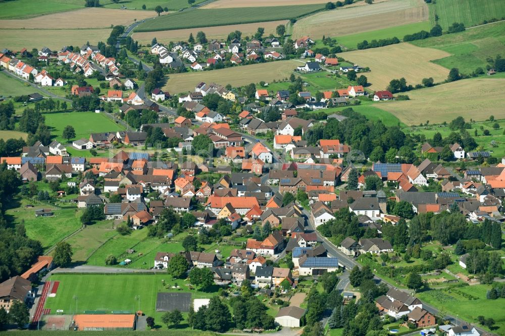 Schoningen von oben - Dorf - Ansicht am Rande von Feldern in Schoningen im Bundesland Niedersachsen, Deutschland