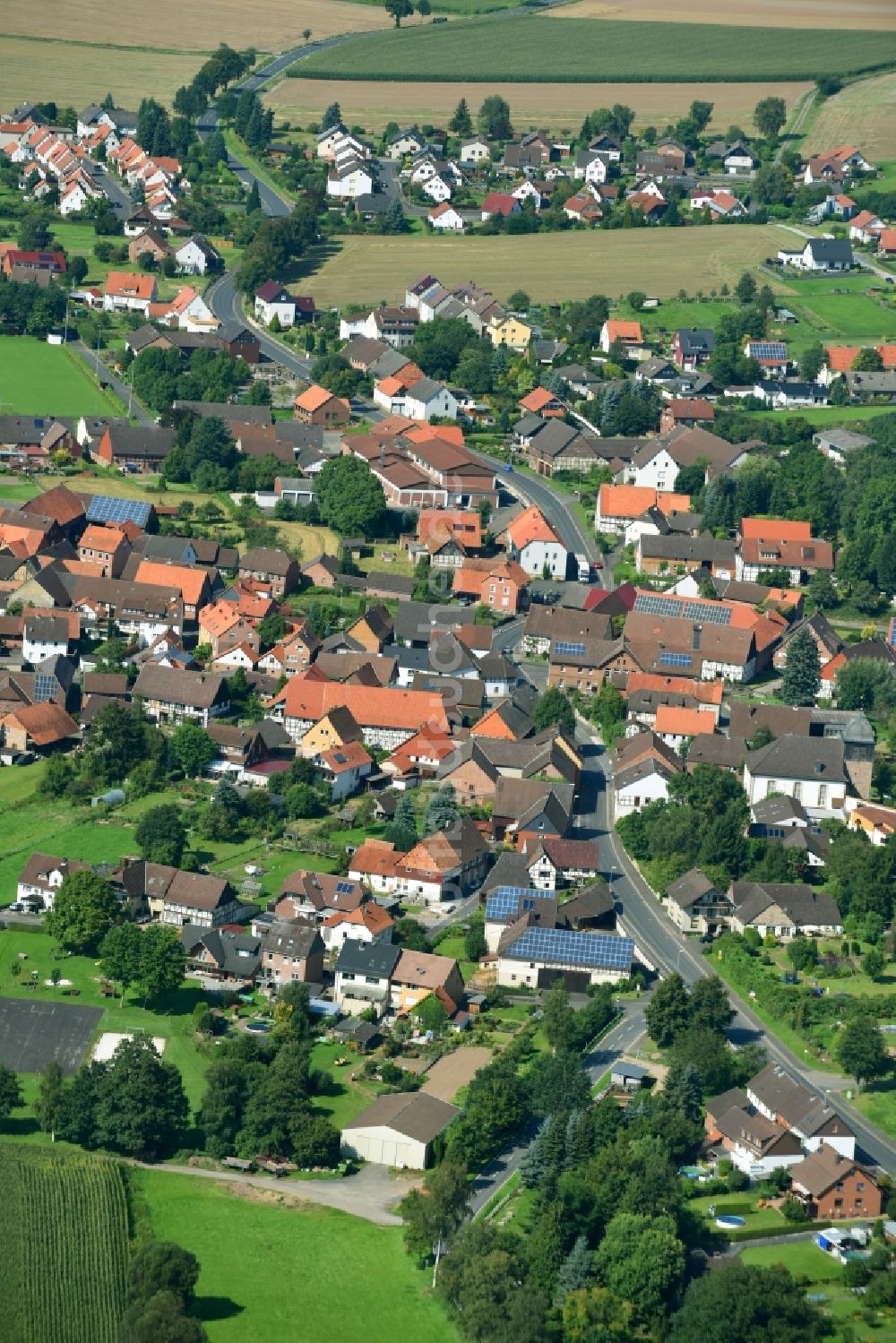 Schoningen aus der Vogelperspektive: Dorf - Ansicht am Rande von Feldern in Schoningen im Bundesland Niedersachsen, Deutschland