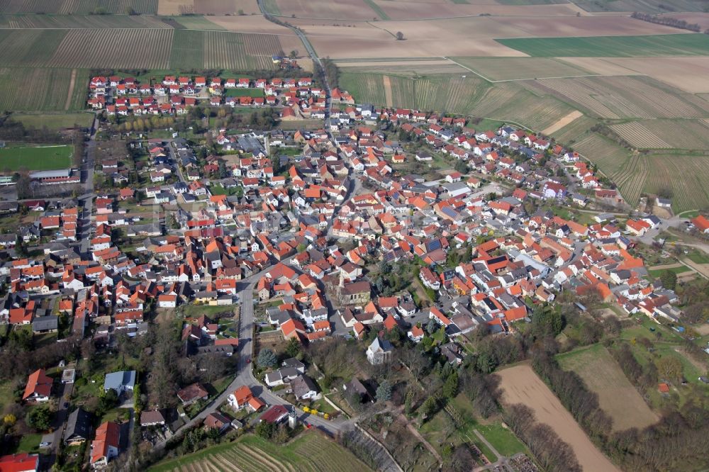 Schornsheim aus der Vogelperspektive: Dorf - Ansicht am Rande von Feldern in Schornsheim im Bundesland Rheinland-Pfalz