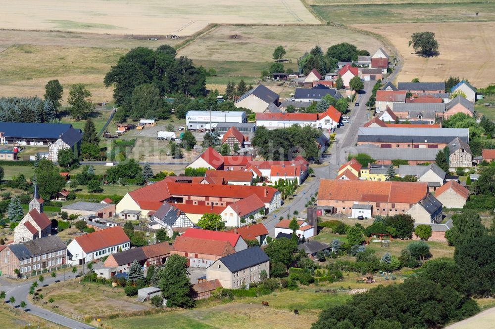 Luftaufnahme Schorstedt - Dorf - Ansicht am Rande von Feldern in Schorstedt im Bundesland Sachsen-Anhalt, Deutschland