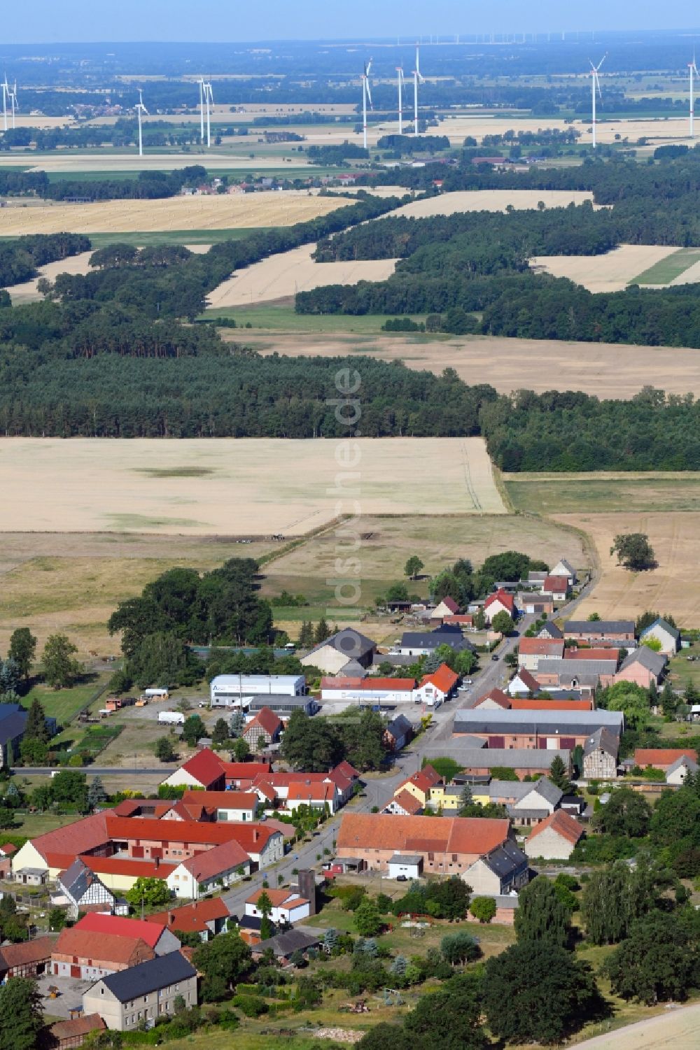 Schorstedt von oben - Dorf - Ansicht am Rande von Feldern in Schorstedt im Bundesland Sachsen-Anhalt, Deutschland