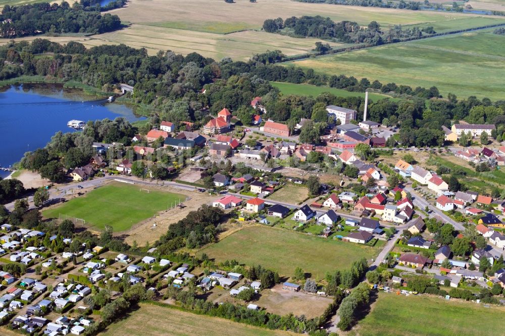 Seeblick aus der Vogelperspektive: Dorf - Ansicht am Rande von Feldern in Seeblick im Bundesland Brandenburg, Deutschland