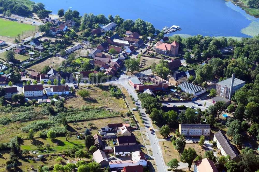 Seeblick von oben - Dorf - Ansicht am Rande von Feldern in Seeblick im Bundesland Brandenburg, Deutschland