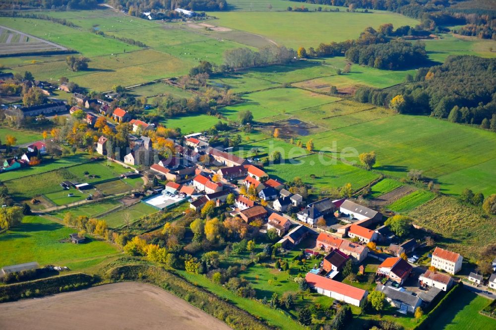 Selchow aus der Vogelperspektive: Dorf - Ansicht am Rande von Feldern in Selchow im Bundesland Brandenburg, Deutschland