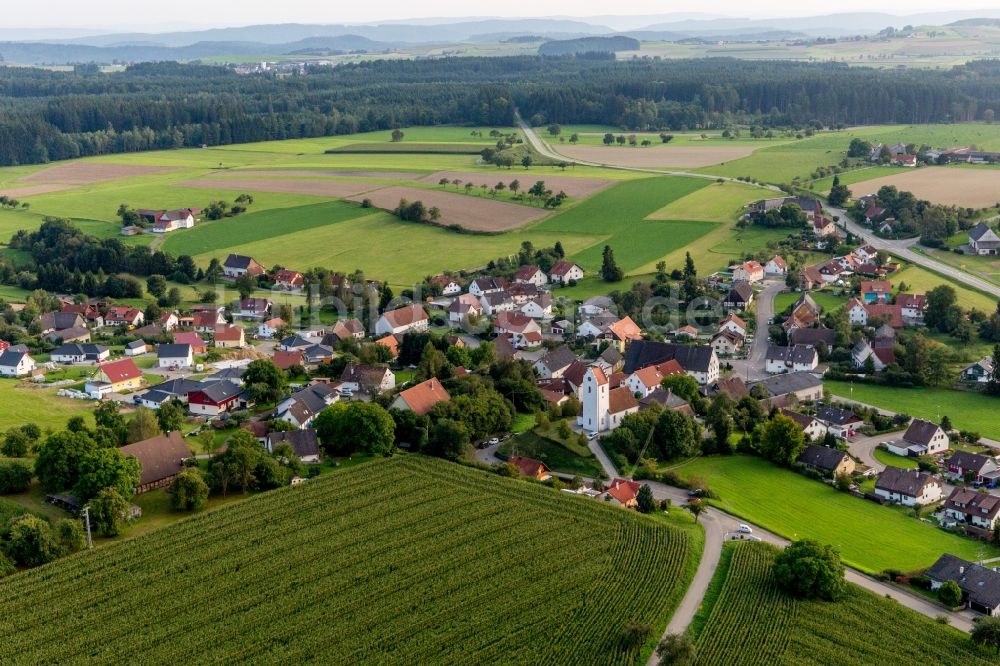 Sentenhart von oben - Dorf - Ansicht am Rande von Feldern in Sentenhart im Bundesland Baden-Württemberg, Deutschland