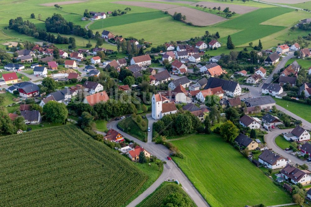 Sentenhart aus der Vogelperspektive: Dorf - Ansicht am Rande von Feldern in Sentenhart im Bundesland Baden-Württemberg, Deutschland