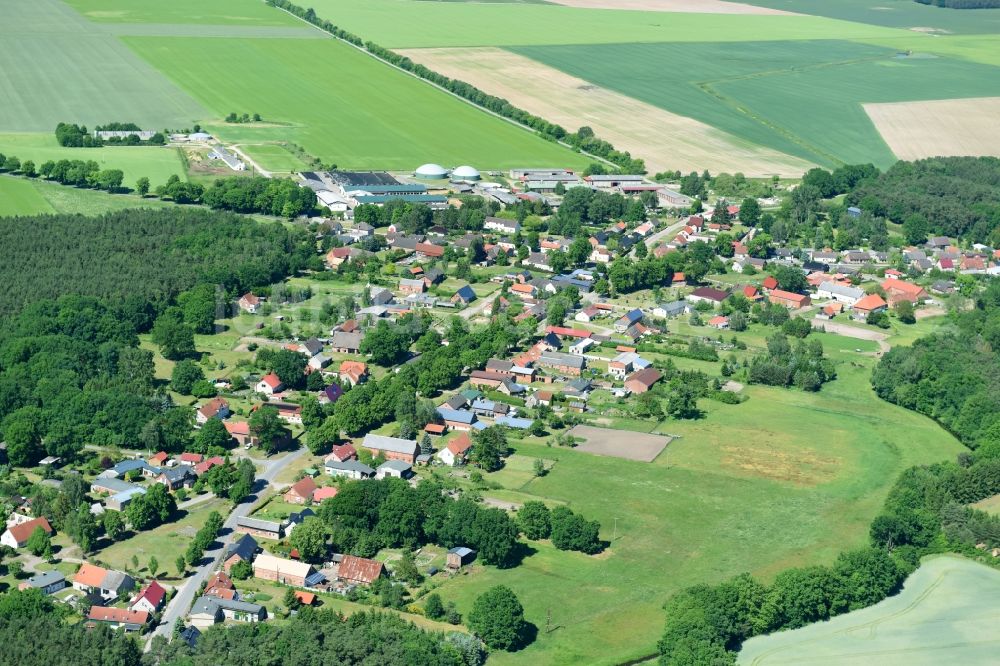 Luftaufnahme Siggelkow - Dorf - Ansicht am Rande von Feldern in Siggelkow im Bundesland Mecklenburg-Vorpommern, Deutschland