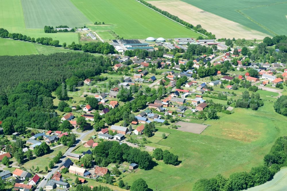 Siggelkow von oben - Dorf - Ansicht am Rande von Feldern in Siggelkow im Bundesland Mecklenburg-Vorpommern, Deutschland