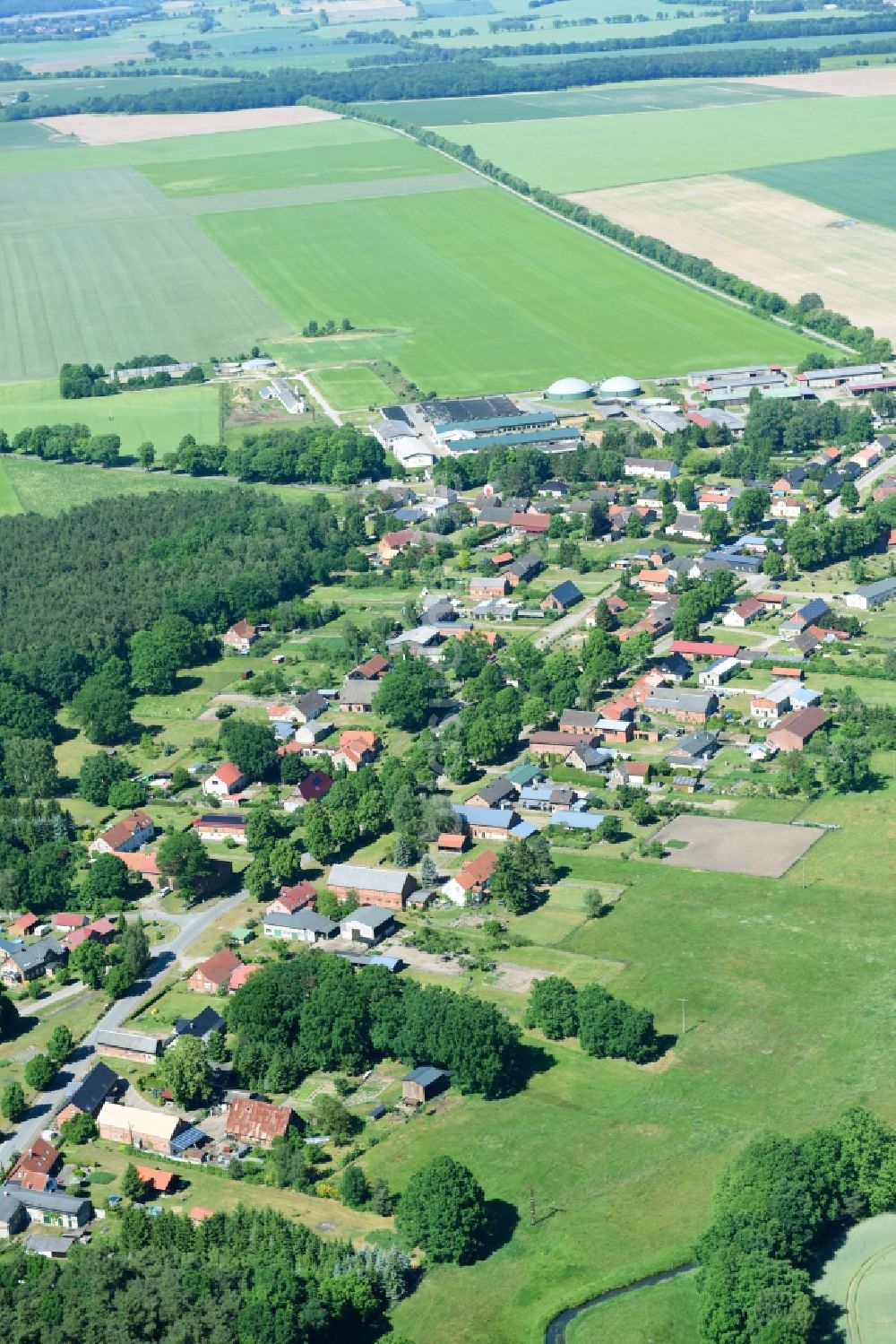 Siggelkow aus der Vogelperspektive: Dorf - Ansicht am Rande von Feldern in Siggelkow im Bundesland Mecklenburg-Vorpommern, Deutschland