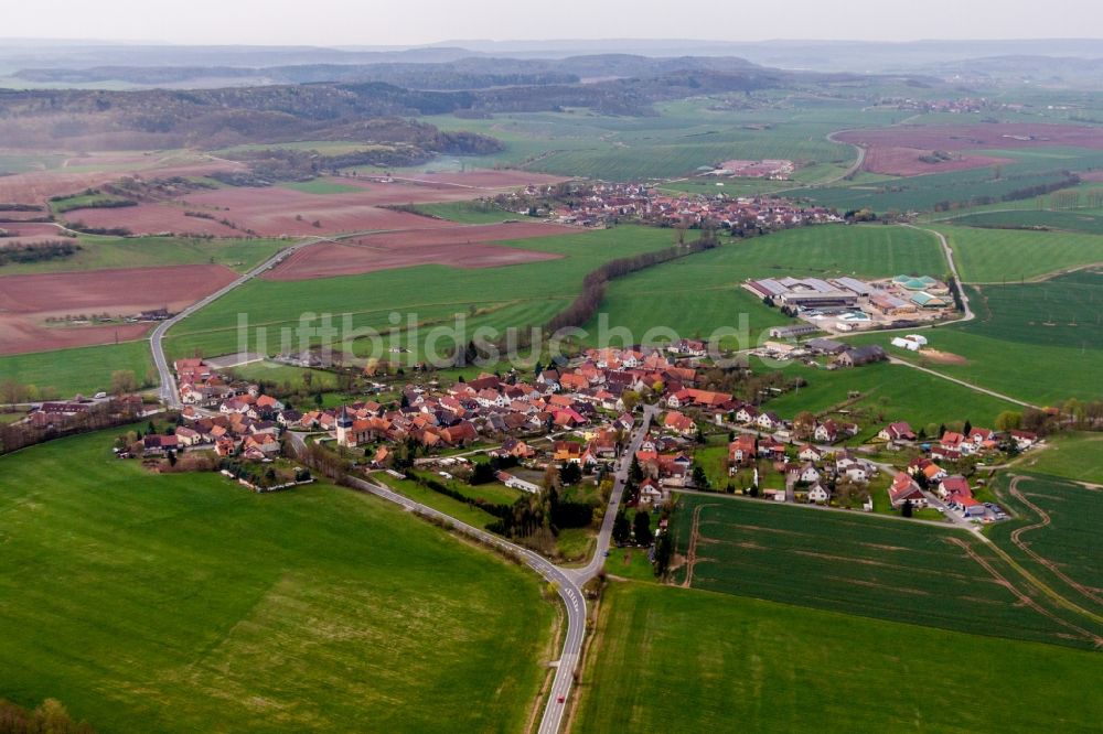 Simmershausen aus der Vogelperspektive: Dorf - Ansicht am Rande von Feldern in Simmershausen im Bundesland Thüringen, Deutschland