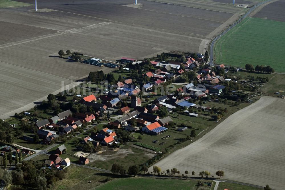 Söllenthin aus der Vogelperspektive: Dorf - Ansicht am Rande von Feldern in Söllenthin im Bundesland Brandenburg, Deutschland