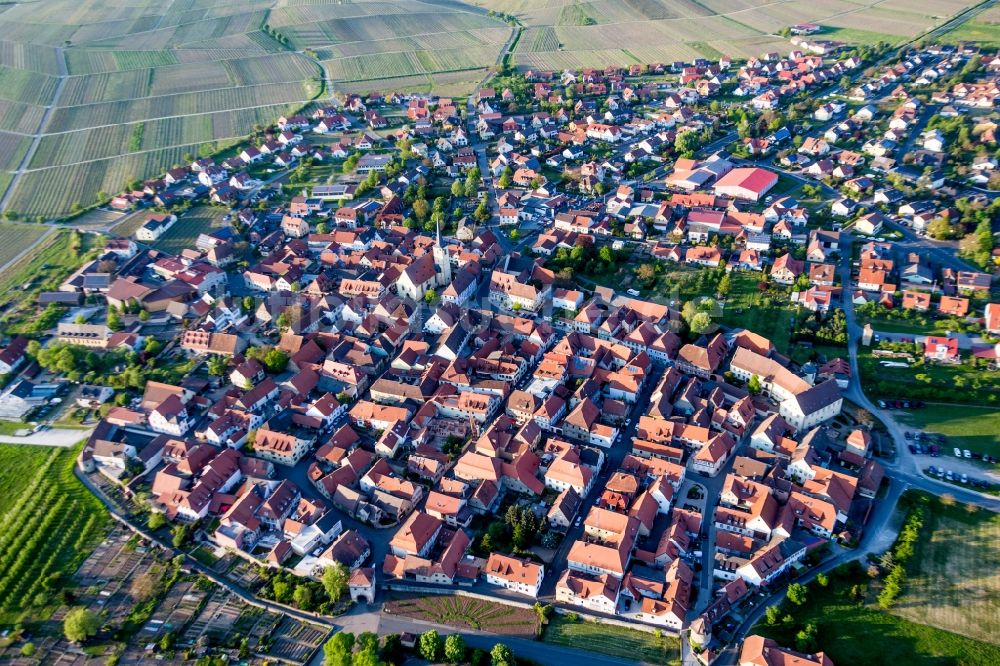 Luftbild Sommerach - Dorf - Ansicht am Rande von Feldern in Sommerach im Bundesland Bayern, Deutschland