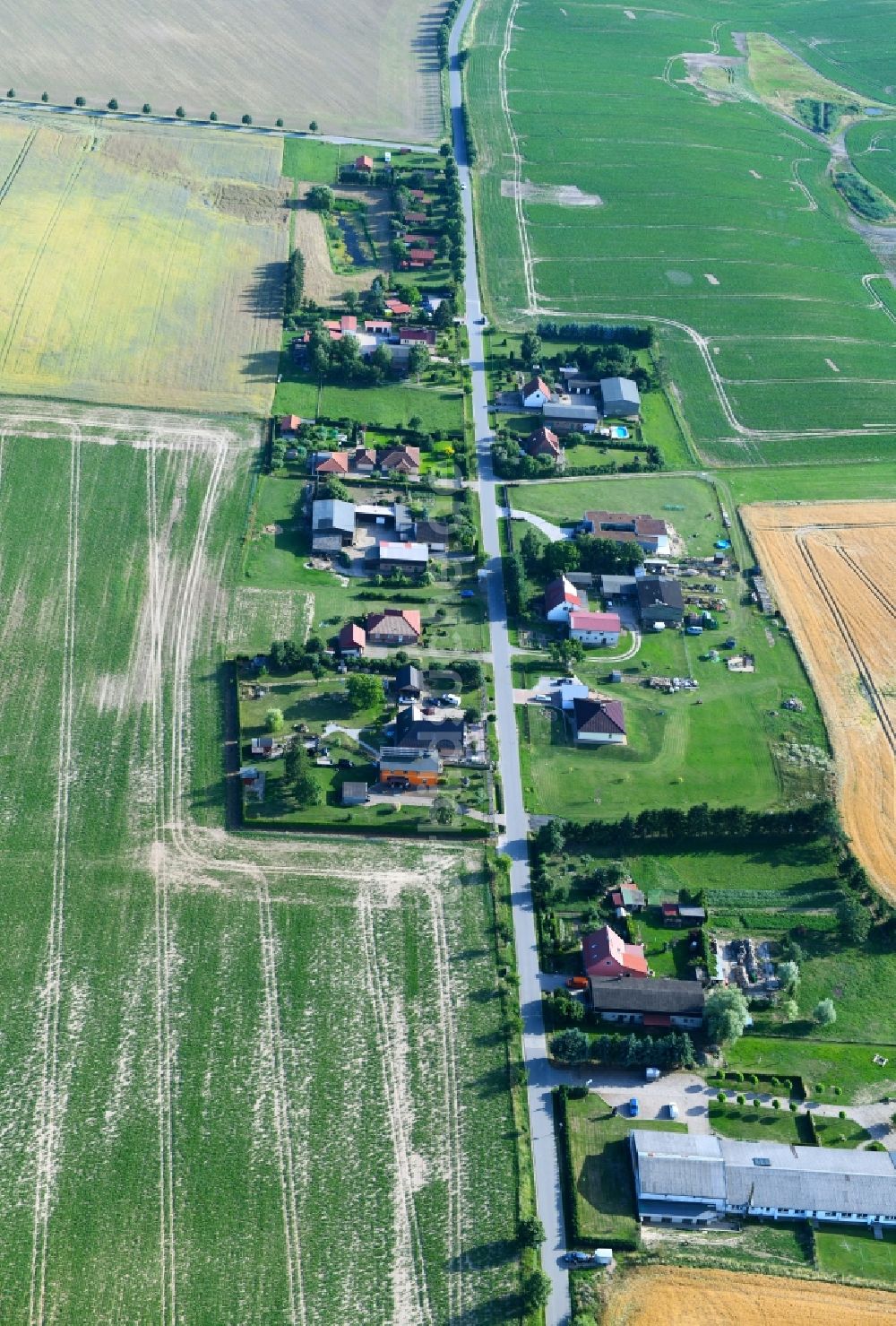 Luftbild Sommersdorf - Dorf - Ansicht am Rande von Feldern in Sommersdorf im Bundesland Mecklenburg-Vorpommern, Deutschland